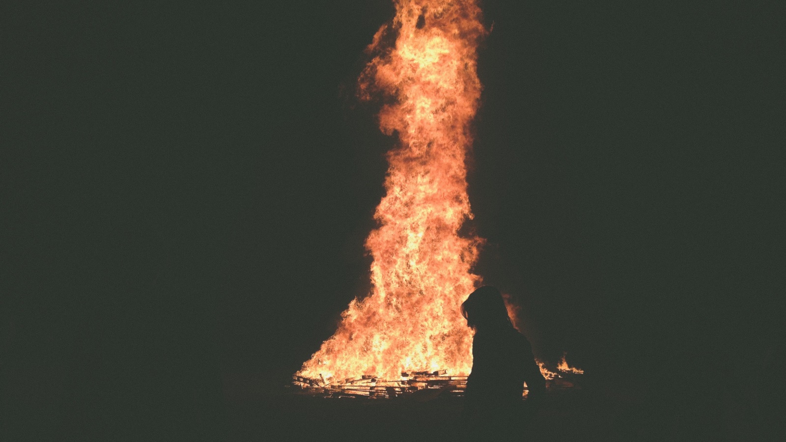 إن أي شيء متعلق بمفهوم الحرارة نفسه، كعرض صور للنار، أو الجليد، قد يسبب ارتفاع درجة العدائية، فمجرد تغذية عقول البعض بأفكار عن الحرارة قد يتسبب في دفعهم لتأمل أفكار غاضبة