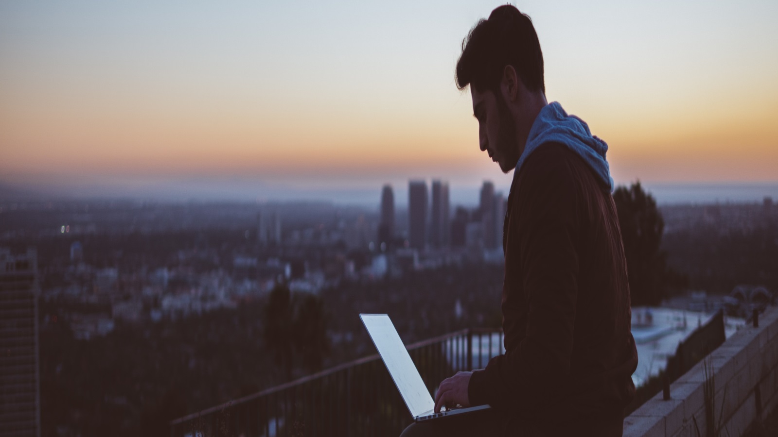 أصبحنا نسارع لننحني للجمل التي يتفلسف أصحابها رافعين لها القبعات بل ومتفلسفين في كومنتات بكلمات مبهمة أكثر من الجملة نفسها