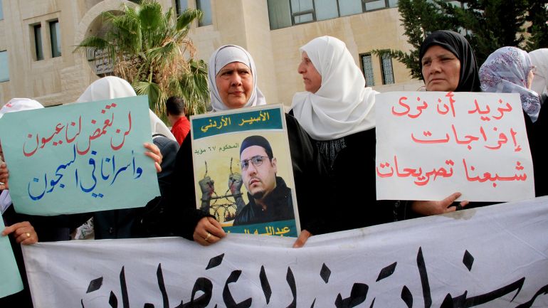 والدة الاسير عبدالله البرغوثي ترفع صورته في احد الاعتصامات. الجزيرة. ارشيفية امام رئاسة الوزراء عمان