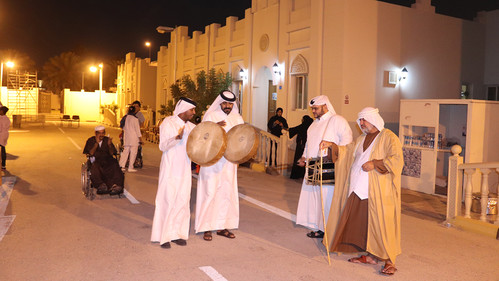 النافلة هي الهدية التي تقدم في ليلة النصف من شعبان للتعبير عن استعداد الناس وسعادتهم بقرب قدوم شهر رمضان (الجزيرة)