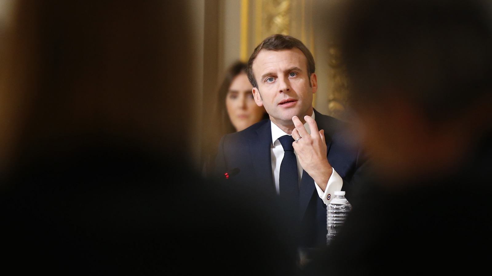 وعد الرئيس الفرنسي إيمانويل ماكرون بإعادة القطع الأثرية الأفريقية إلى القارة، وأثار تصريحه دهشة واسعة (الأوروبية)