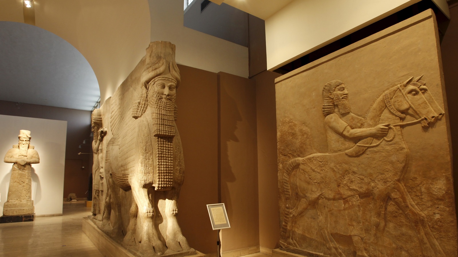 القطع الأثرية الغالية من أفريقيا والشرق الأوسط جمعت بواسطة المغامرين والموظفين الاستعماريين والتجار والمستوطنين (رويترز)