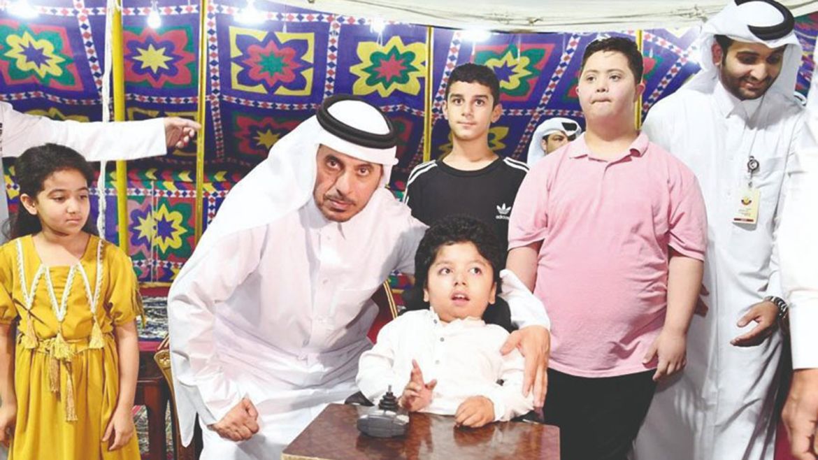 رئيس الوزراء ووزير الداخلية القطري يشارك ذوي الاعاقة الاحتفال بالقرنقعوه