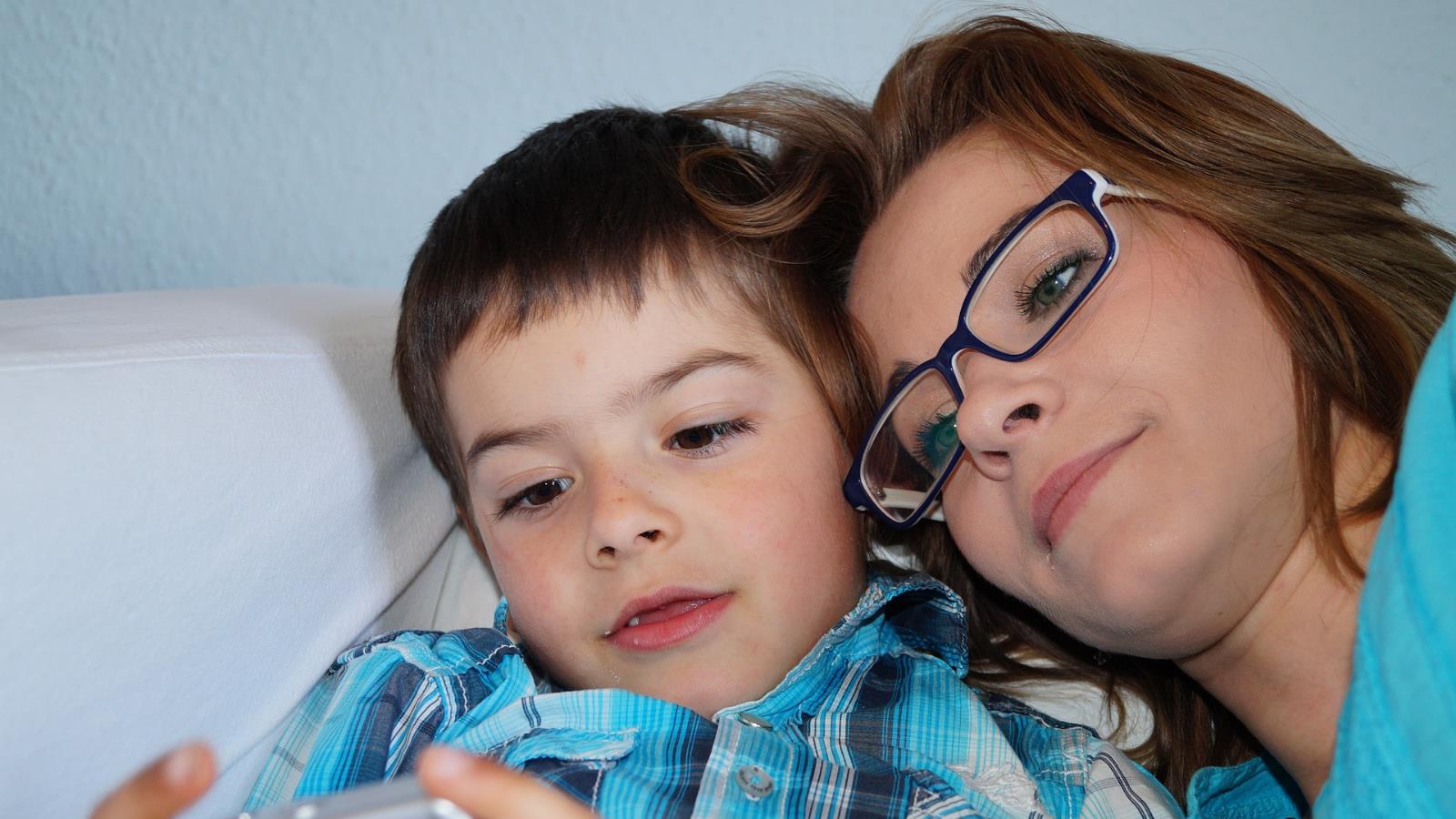 ‪لا تحملوا أطفالكم ما لا يطيقونه فاللعب عالمهم الأصيل‬ (بيكساباي)