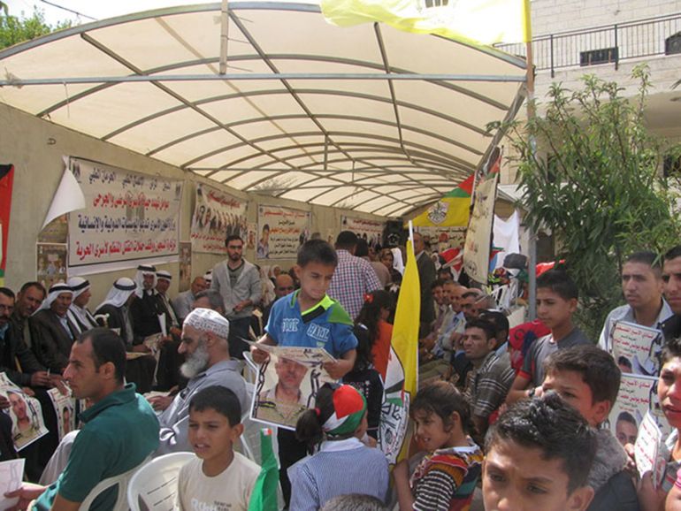 ذوو الأسرى المرضى ناشدو القيادة الفلسطينية الاهتمام بقضية أبنائهم -اعتصام ذوي الأسرى المرضى - الخليل