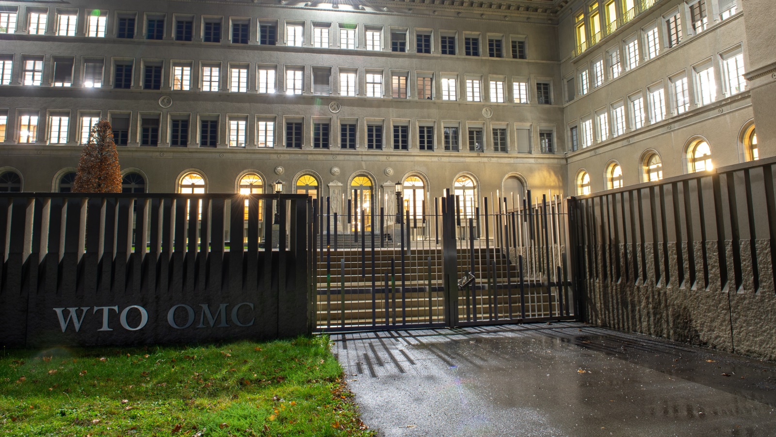 ‪حسب تقرير لوموند فإن منظمة التجارة تدفع ثمن خطابات الانعزالية‬ )