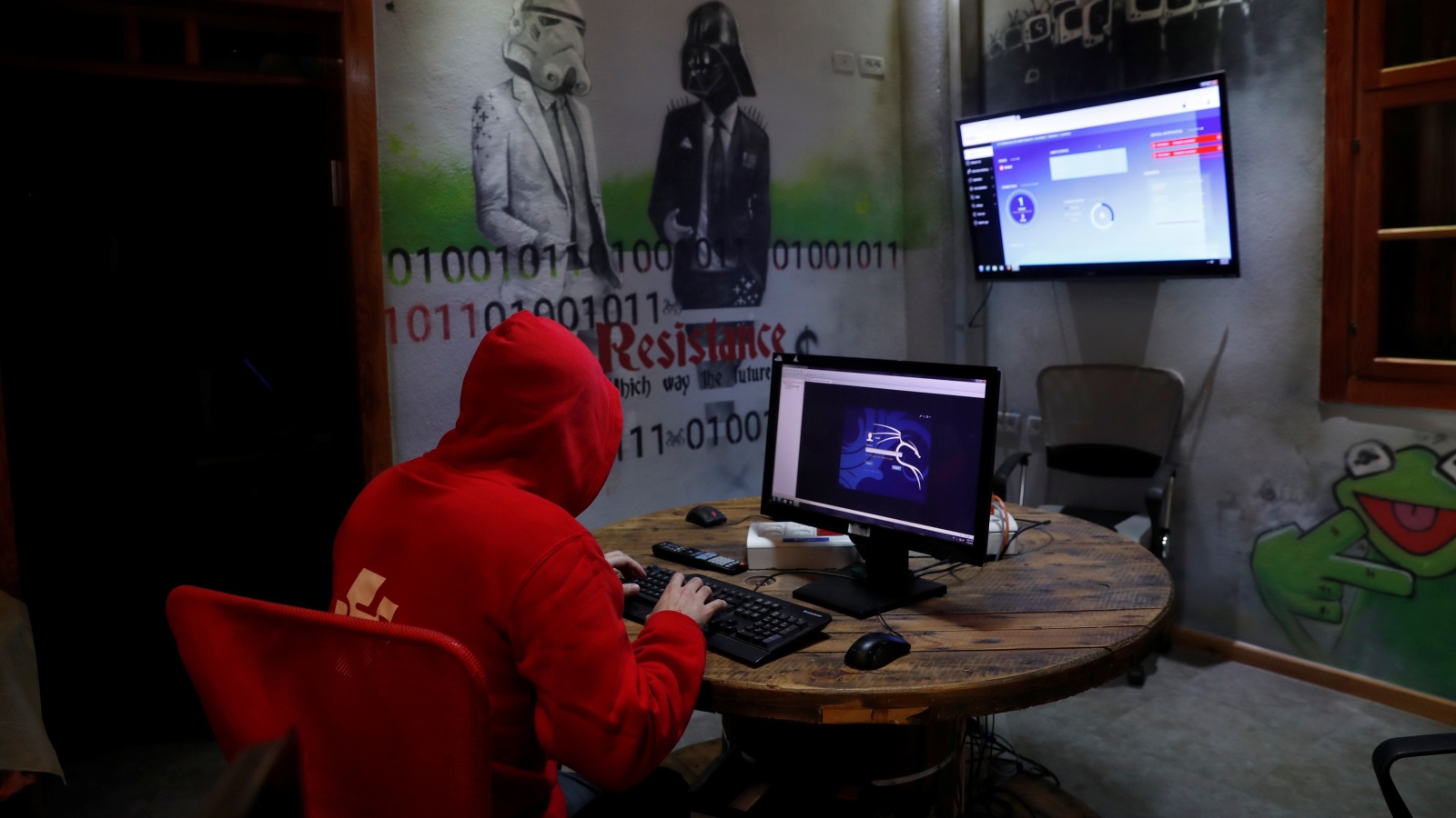 شن الحروب الإلكترونية لا يقتصر على الدول وإنما بإمكان أفراد شن هجمات ترقى إلى الحرب الإلكترونية (رويترز)
