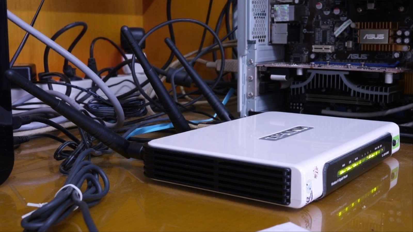 ‪‬ الأجهزة الأخرى تتسبب في حدوث مشاكل عند التصفح عبر شبكة الواي فاي لذلك  تجنب وضع جهاز التوجيه قرب الأجهزة الأخرى(مواقع التوصل)