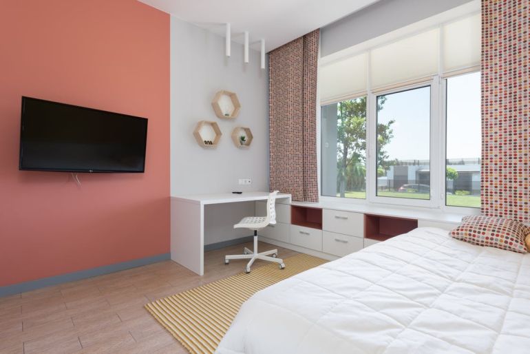 2من الأفضل أن يوجد المكتب بالقرب من نافذة الغرفة، بحيث يشعر الطفل بالتجدد والحيوية ولا يغلب عليه النعاس عند النظر الى السرير-(بيكسلز)_