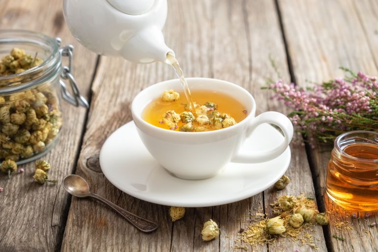 شاي البابونجshutterstock_1229135863 شاي البابونج chamomile tea