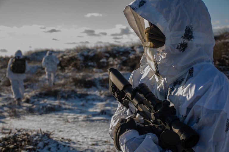 صور نشرتها قيادة الأركان العامة للجيش الأوكراني على فيسبوك - تظهر جنودا وآليات مرابطة على الحدود مع روسيا (1)
