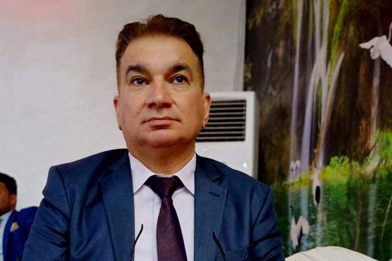 عزّت الأديب يلجأ الى خلق معادل موضوعي يستشف القارئ من خلاله نوبة الحزن التي تعتريه ( الجزيرة )