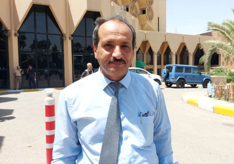 يوسف الأدبي العراقي فيها مرادفات الحزن بسبب الألم النفساني الذي يعرض للأدباء لفقدٍ ما، فيظهر متمثّلا بالشعور بالبؤس والعجز ( الجزيرة )