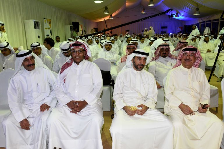 الناخبون يتابعون ندوات المرشحين