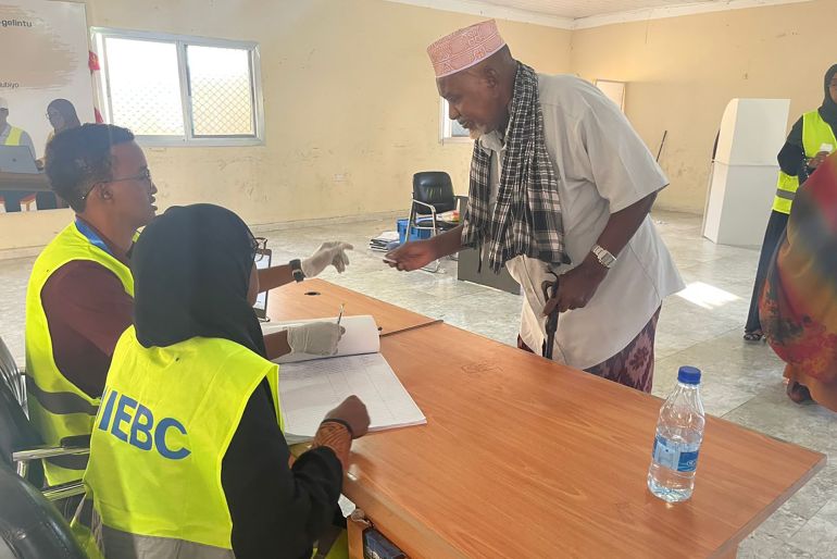 - الصورة رقم 907: عدنان علي، 25 ديسمبر 2025، مقديشو، الصومال، أحمد للانتخابات البلدية في مركز اقتراع مديرية هدن بمدينة مقديشو، صورة خاصة بالجزيرة نت.