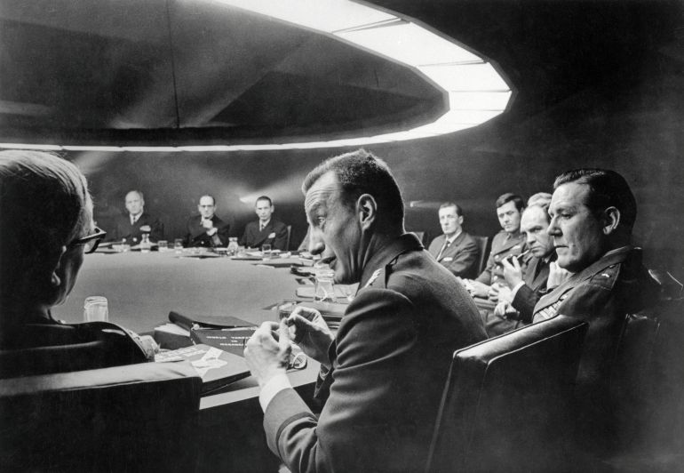 George C. Scott in Kubrick's "Dr.Strangelove"1964 _اجتماع التخطيط لنهاية العالم في فيلم الدكتزر سترنجلوف (غيتي ايميدجز)