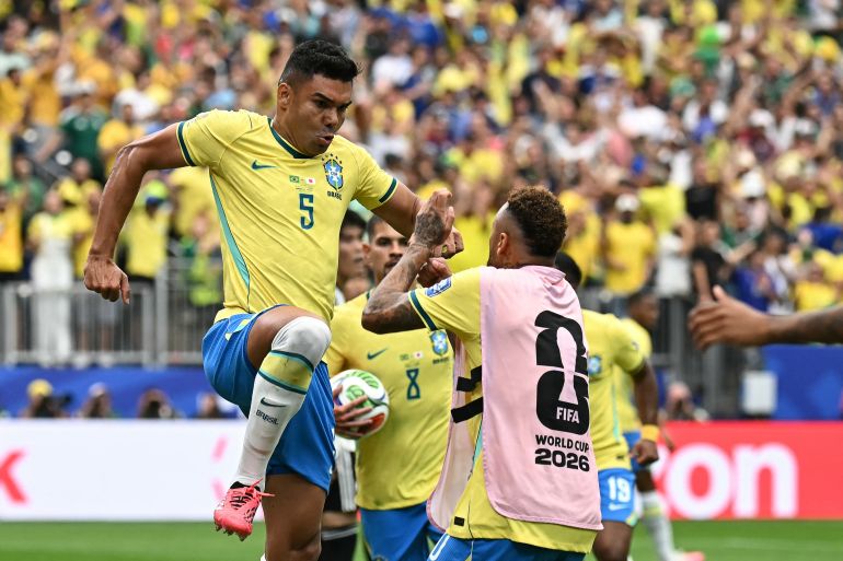 كاسيميرو يحتفل مع زميله نيمار بعد تسجيله الهدف الأول لمنتخب البرازيل في مرمى اليابان (الفرنسية) 